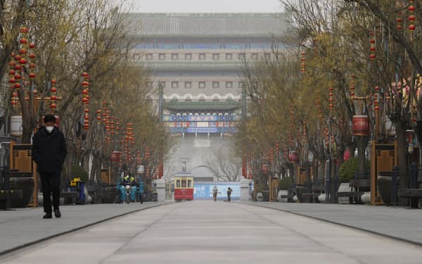ゼロコロナ政策の緩和後、感染が急拡大した北京市内の繁華街は閑散としていた（12月）＝共同