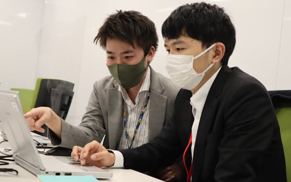 東京ガスのデータサイエンティスト（左）の助言を受ける学生