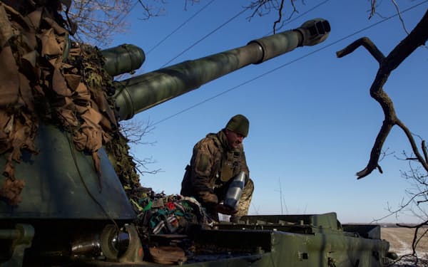 ８日、東部ドネツク州の前線で戦うウクライナ兵＝ロイター
