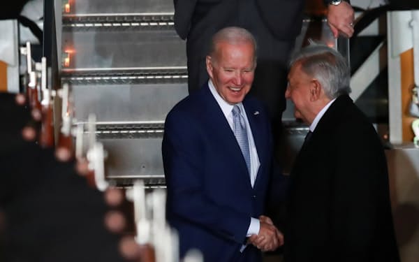 メキシコに到着し、ロペスオブラドール大統領と握手するバイデン米大統領㊧（8日）＝ロイター