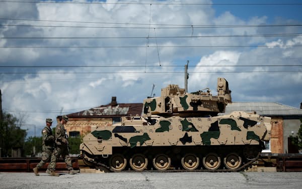 欧米は機動性の高い戦闘車の提供などを進めている（米軍のブラッドレー歩兵戦闘車）＝ロイター