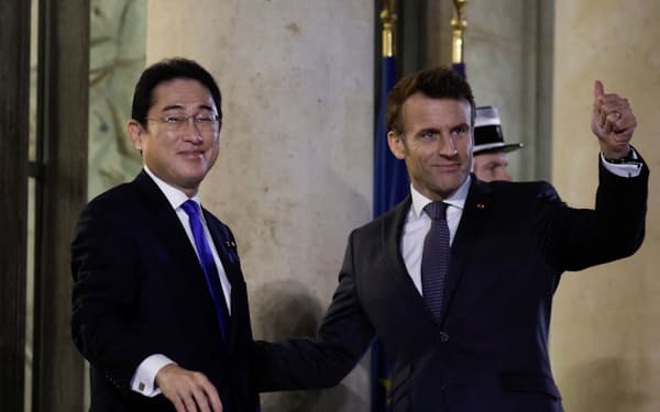 岸田首相とマクロン大統領は共同記者発表に臨んだ（9日、パリ）＝ロイター