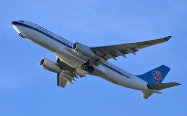 羽田空港を離陸する中国南方航空のエアバスA330