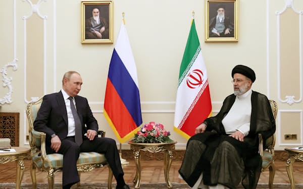 ロシアのプーチン大統領㊧は22年7月にイランを訪問し、ライシ大統領とイランの鉄道整備で合意した。