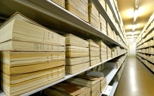 歴史的に重要な公文書や古書を所蔵する国立公文書館の書庫（東京都千代田区)