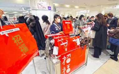 初売りではお得感のある福袋も人気だった(2日、東京・銀座の松屋銀座店)