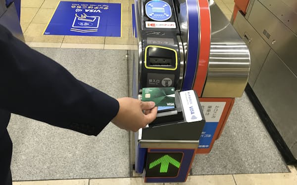 福岡市地下鉄は22年5月から、改札でのタッチ決済の実証実験を進めている（福岡市内）