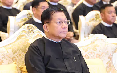 ミンアウンフライン氏は「選ばれた指導者」を誇示する(3月28日、ネピドー)=小林健撮影