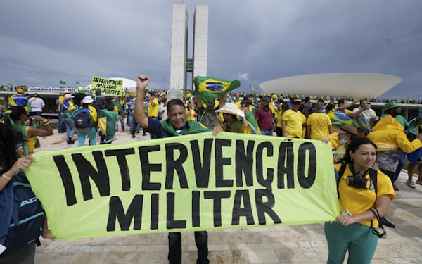 ボルソナロ氏の支持者は議会に侵入して「軍事介入」の横断幕を掲げた（8日、ブラジリア）=AP
