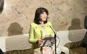 記者会見する片山金融相(3日) 記者会見する片山金融相(3日)