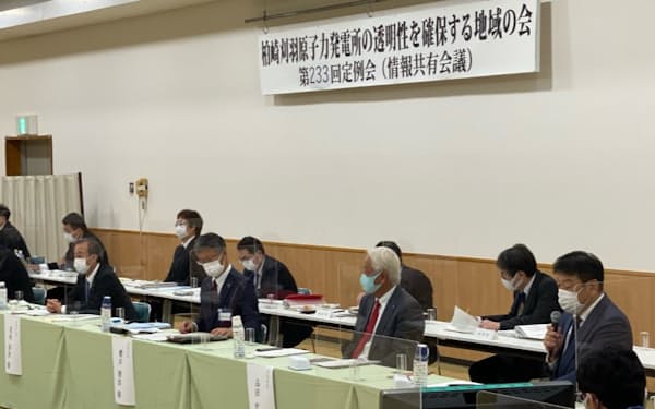 新潟県柏崎市で開いた会合に出席する（前列左から）花角知事、桜井市長、品田村長、小早川社長（2022年11月）
