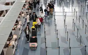 インバウンド(訪日外国人)の増加で空港での荷物の積み込み作業の負担が高まっている インバウンド(訪日外国人)の増加で空港での荷物の積み込み作業の負担が高まっている