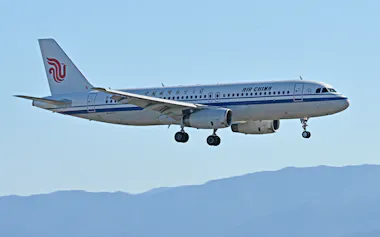 関西国際空港に着陸する中国国際航空のエアバスA320