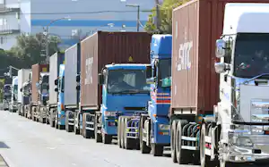 列を作るコンテナトラック 列を作るコンテナトラック