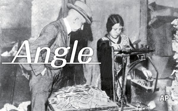 紙くず同然になったマルク紙幣の価値を重さで計っていた（1923年のドイツ）=AP