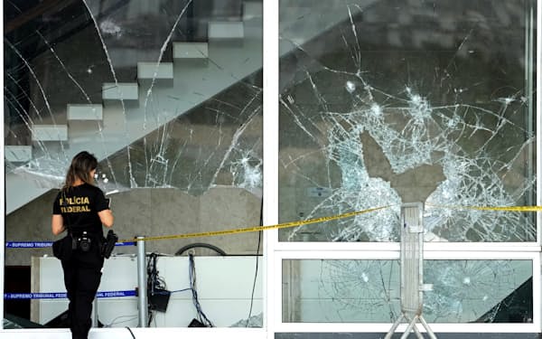 暴徒の襲撃で壊れた最高裁の窓（10日、ブラジリア）=AP