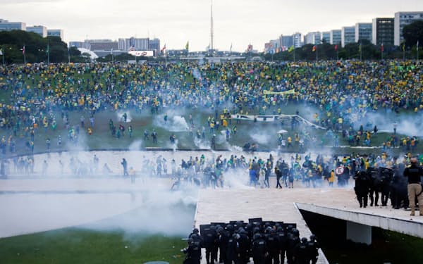 議会近くに集まったボルソナロ氏の支持者ら=8日、ブラジルの首都ブラジリア（ロイター=共同）