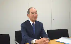 インタビューに答える東京都立病院機構の安藤理事長 インタビューに答える東京都立病院機構の安藤理事長