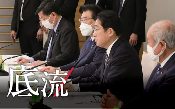 中長期の経済財政運営について23年初めから議論すると表明した岸田文雄首相（右から2人目、22年12月22日の経済財政諮問会議）
