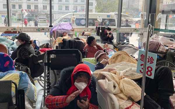 中国では新型コロナウイルス感染が拡大する中、病院を訪れる患者の数も増えている（上海）＝ロイター
