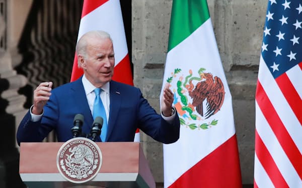 バイデン米大統領は北米サミット後の記者会見でメキシコと移民問題で連携する方針を示した（10日、メキシコシティ）＝ロイター