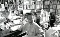 東京・高輪の自宅の書斎の辻邦生(1996年6月)=霞会館記念学習院ミュージアム提供