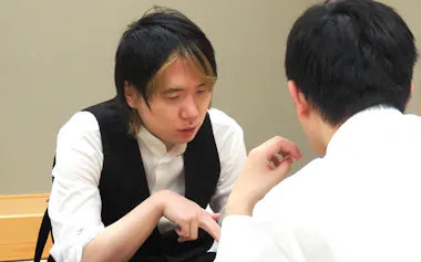 王座戦2次予選決勝で永瀬拓矢九段㊨を破り、本戦出場を決めた佐藤天彦九段(3日、東京都渋谷区)