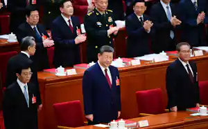 全人代の閉幕式に臨む習近平国家主席(中央)ら(12日、北京の人民大会堂)=目良友樹撮影 全人代の閉幕式に臨む習近平国家主席(中央)ら(12日、北京の人民大会堂)=目良友樹撮影