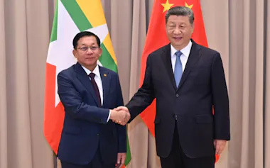中国の習近平国家主席㊨と握手するミンアウンフライン氏(2025年5月、モスクワ)