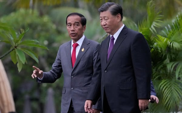 会談するインドネシアのジョコ大統領（左）と中国の習近平（シー・ジンピン）国家主席（2022年11月、バリ島）＝ロイター