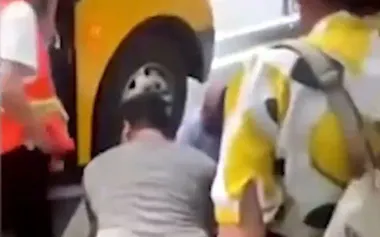 2024年6月に中国江蘇省蘇州市で日本人母子が切り付けられた事件直後とみられる映像の一場面(中国共産党中央政法委員会の「微信(ウィーチャット)」公式アカウントから)=共同