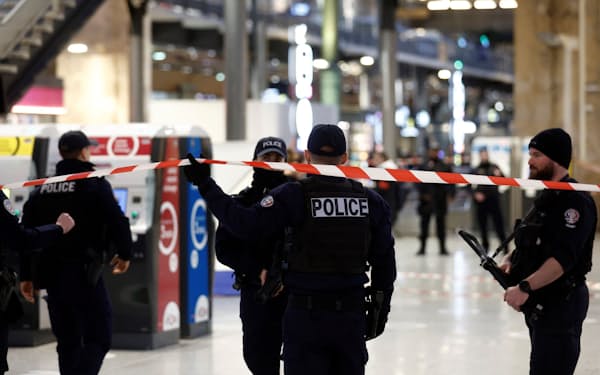 刃物を持った男の襲撃があった北駅（11日、パリ）＝ロイター