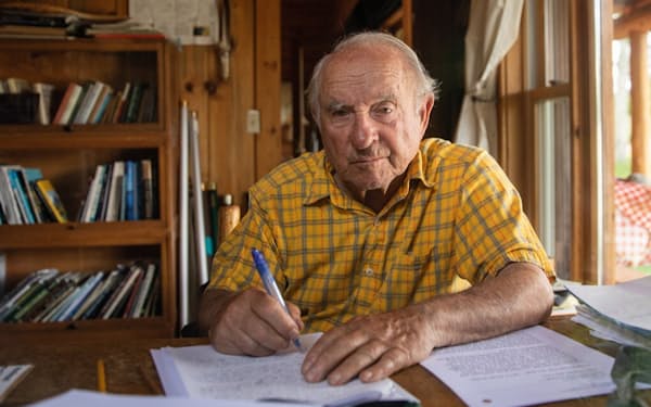 Yvon Chouinard　登山家の経験をもとに1950年代後半にロッククライミング用具の製造・販売を開始。衣料を中心にアウトドア向け用品を手掛け、取引先工場とともに社会的責任を果たす活動を推進してきた。現在もテニスやサーフィン、フライフィッシングを楽しむ。84歳　© Campbell Brewer