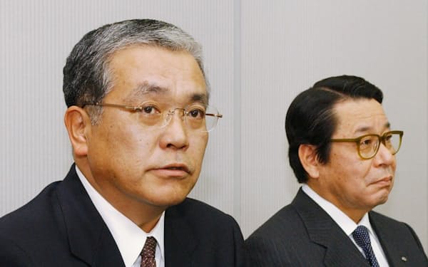 新社長に決まり会見する筆者（左）と会長になる氏家社長（2003年）