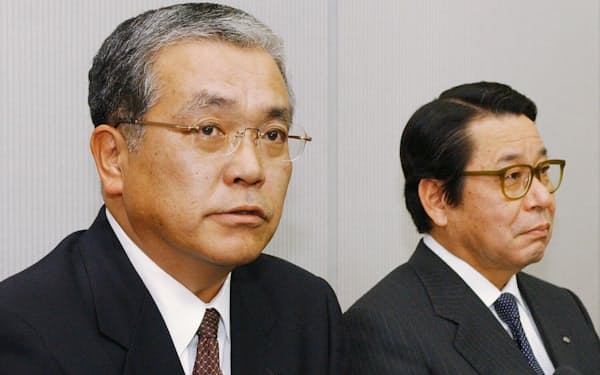 新社長に決まり会見する筆者(左)と会長になる氏家社長(2003年)