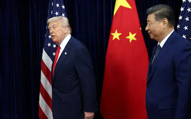 中国ではイラン攻撃は米国の立場を弱めるとの見方が強まっている。写真は25年10月、韓国での会議に出席したトランプ氏(左)と習氏=ロイター