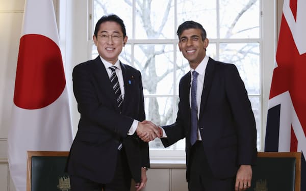 首脳会談で握手を交わす岸田首相（左）とスナク英首相＝11日、ロンドン（代表撮影・共同）