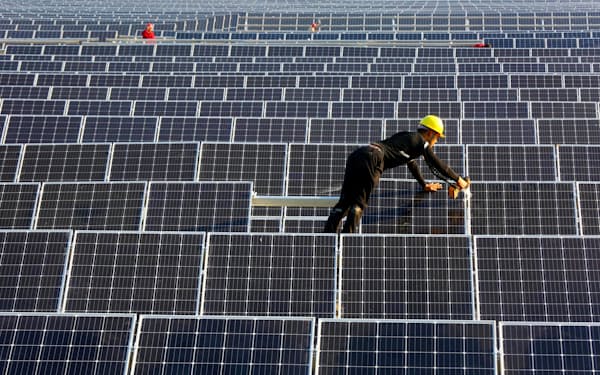 中国は太陽光パネルの生産で優位な地位をしめる＝ロイター
