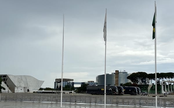大統領府前の広場には治安関係の車両が配備されていた（11日、ブラジリア）