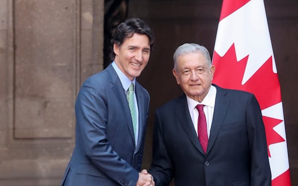 メキシコのロペスオブラドール大統領㊨はカナダのトルドー首相と会談した（11日、メキシコシティ）＝ロイター