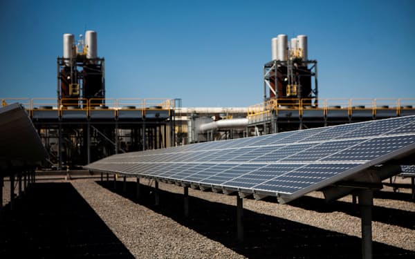 米ネバダ州の発電所に設置された太陽光パネル＝ロイター