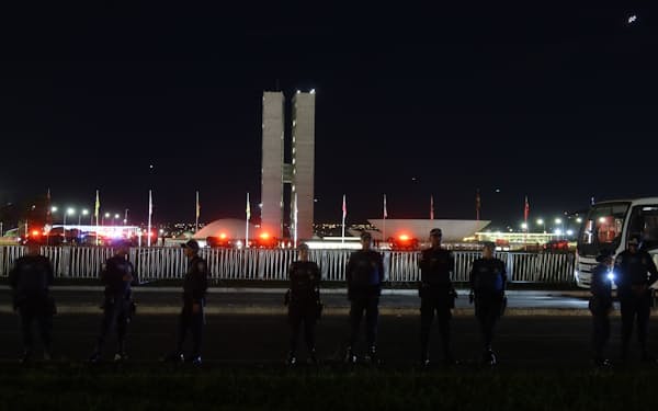 議会近くの道路では警察官が横並びで警備していた（11日夜、ブラジリア）