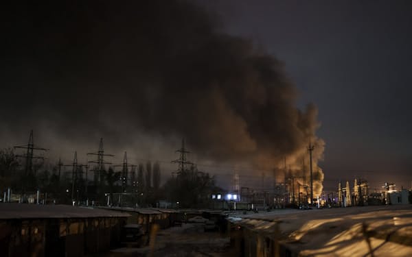 ロシア軍のドローン攻撃を受け、煙を上げるキーウ州の電力設備（2022年12月19日）＝ＡＰ
