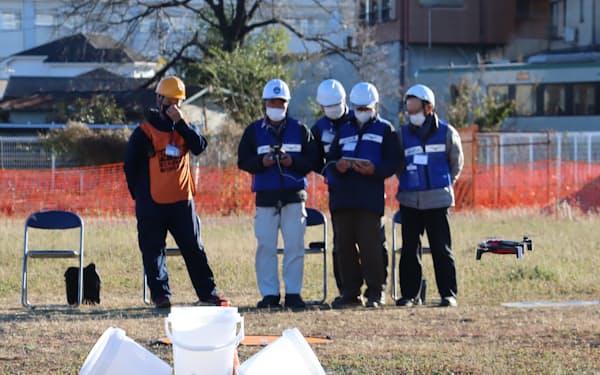 ドローンの操縦訓練に参加する埼玉県本庄市の高齢者ら（22年12月、本庄市）