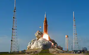 月周回をめざして有人宇宙船を打ち上げた=ロイター 月周回をめざして有人宇宙船を打ち上げた=ロイター