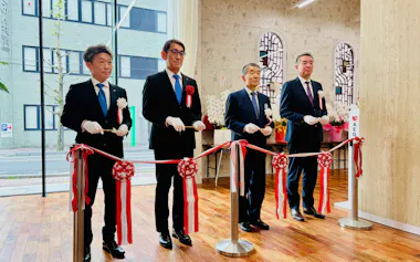 改修工事を終えた本店営業部を披露する佐賀共栄銀行の二宮洋二頭取(中央右)ら(6日、佐賀市)