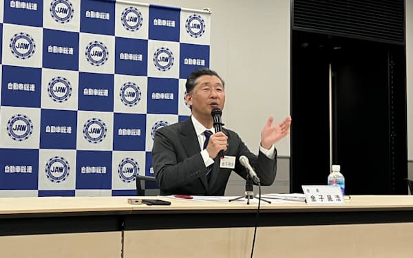 自動車総連の要求方針を説明する金子会長（12日、熊本市）