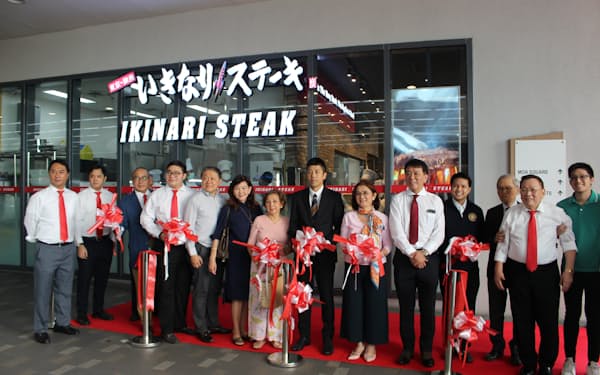 いきなり！ステーキの東南アジア１号店の開業を祝う関係者ら（12日、フィリピン・マニラ）