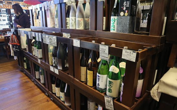 新潟市内の酒売り場には一升瓶がずらりと並ぶが……（1月、新潟市）