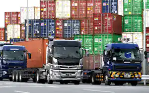 本牧ふ頭近くに停車するトラック(横浜市) 本牧ふ頭近くに停車するトラック(横浜市)
